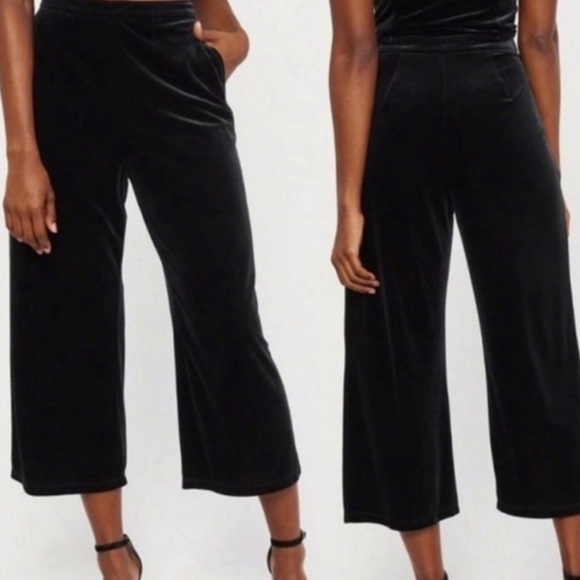 Abercrombie & Fitch | Women’s black velvet side zip wide leg cropped pants, sz S - Picture 11 of 12